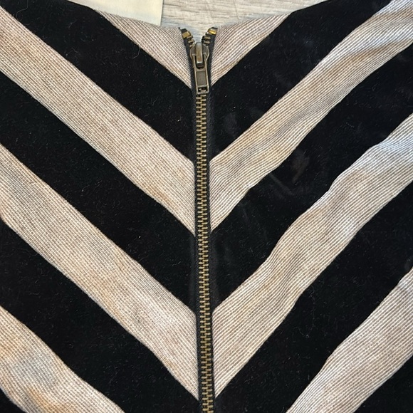 Aryn K Black Velvet and Grey Sheath Chevron Dress with V-neck Sz M - Picture 8 of 8